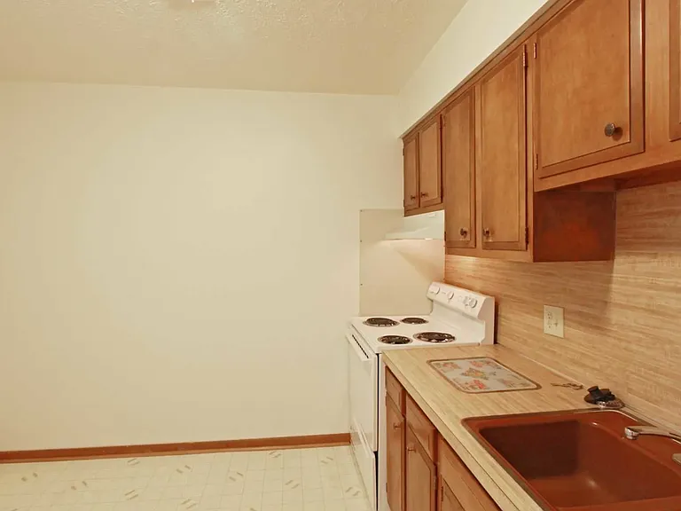 Kingston Court Apartments — Photo 5