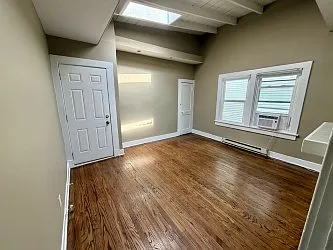 219 E Ormsby Ave — Photo 4