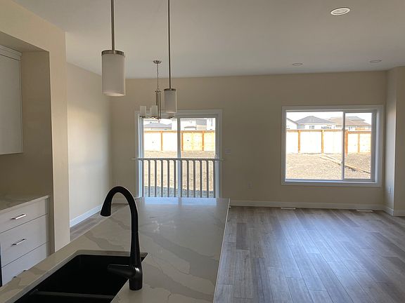 3rd image of 254 Whitehorn Cres