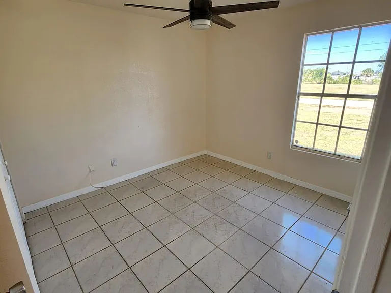 1014 NE 5th Pl — Photo 4