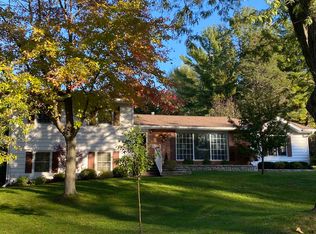 1811 Valley View Dr, Freeport, IL 61032