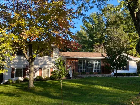 1811 Valley View Dr, Freeport, IL 61032