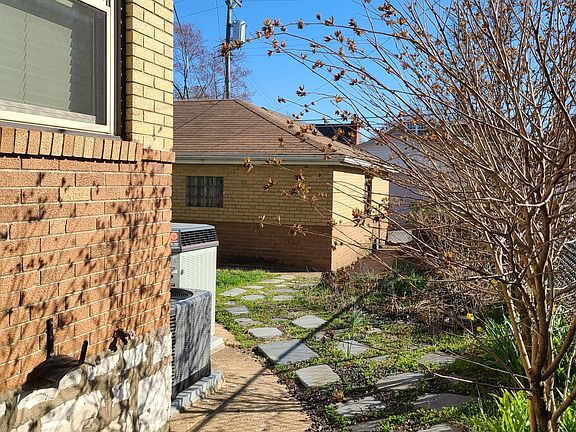 3rd image of 5254 Oleatha Ave #1
