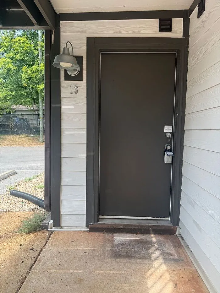 Studio, 1.0 bath, 450 sqft, $895 — Photo 2