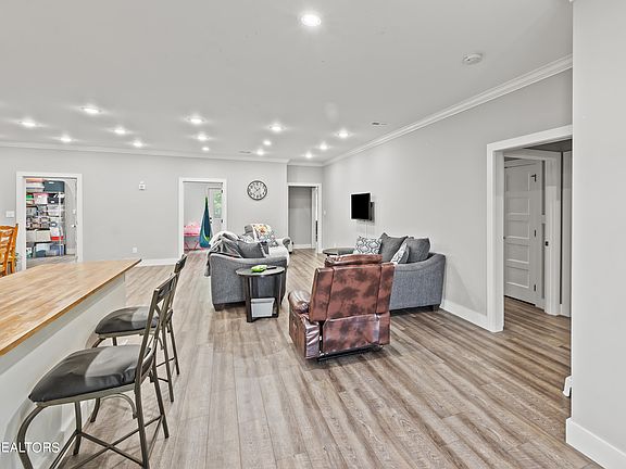 4th image of 2718 Greenway Dr