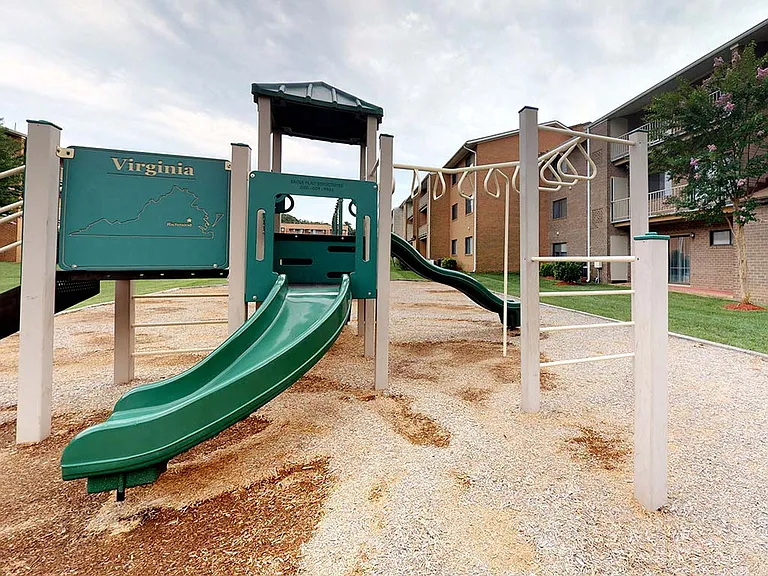 Gainsborough Court Apartments — Photo 54
