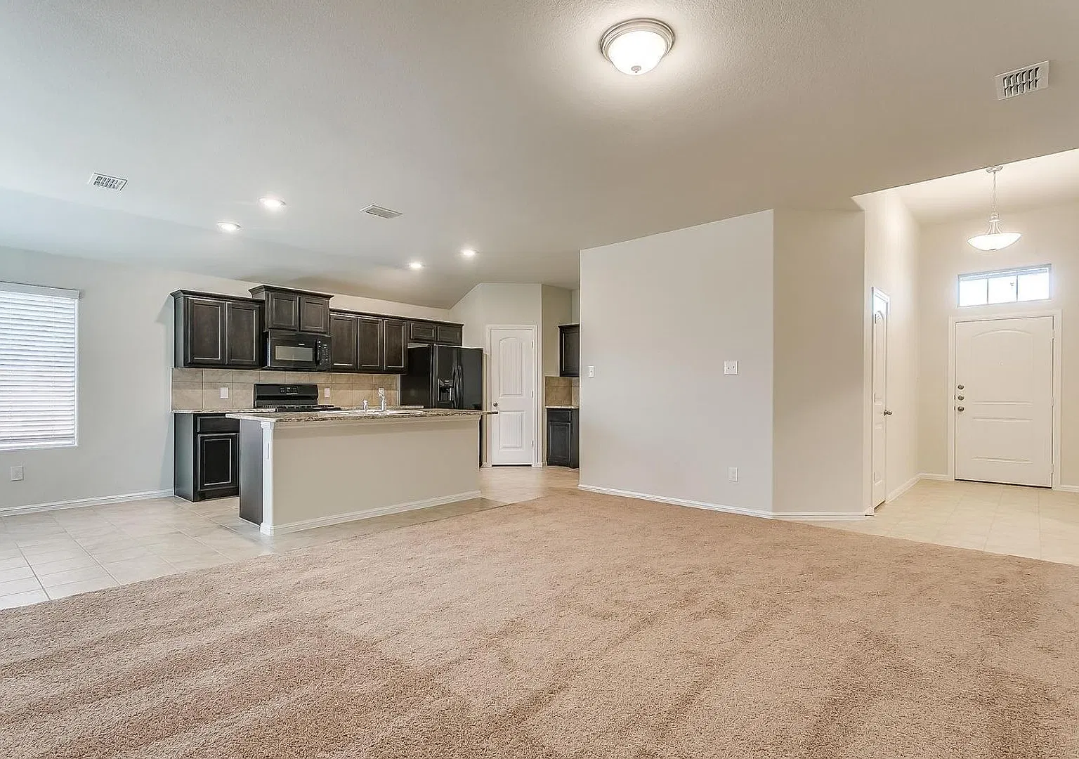 Beautifully Renovated 4 Bed 2 Bath - Immediate Move In Must See — Photo 3
