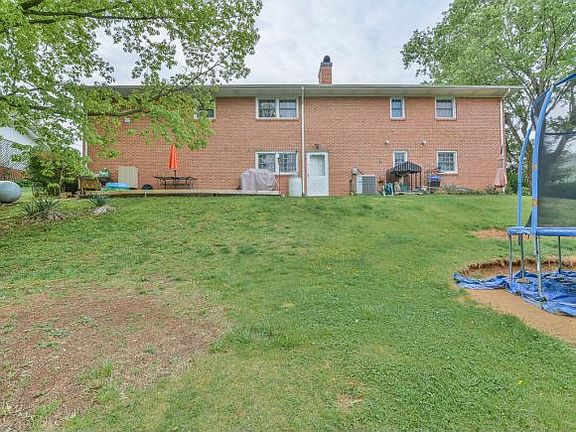 3rd image of 131 Hillmont Dr