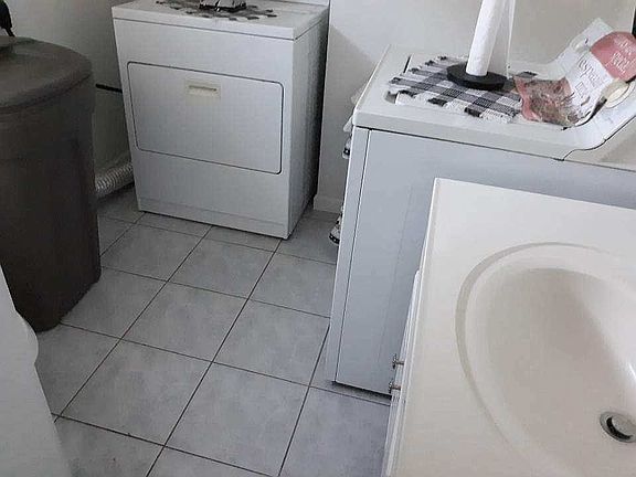 LAUNDRY ROOM & 1/2 BATH