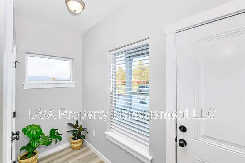 3 bed, 2.5 bath, 1640 sqft, $2,450 — Photo 2