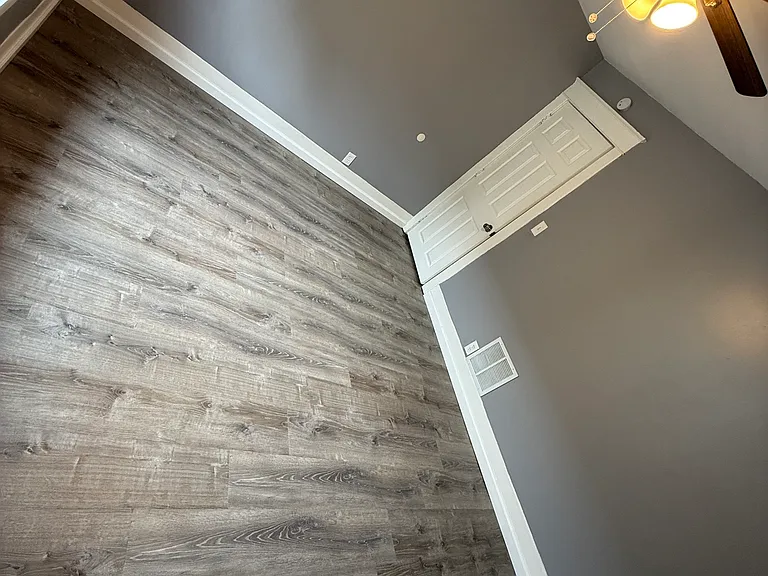 910 E 2nd St — Photo 13