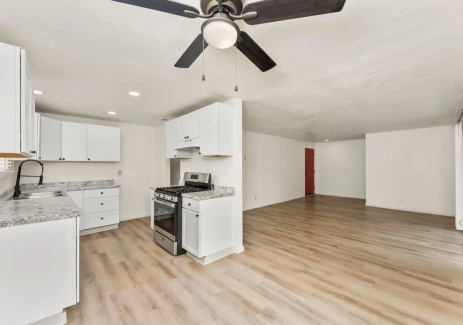 Charming 3 bedroom 2 bath home in Sacramento! — Photo 3