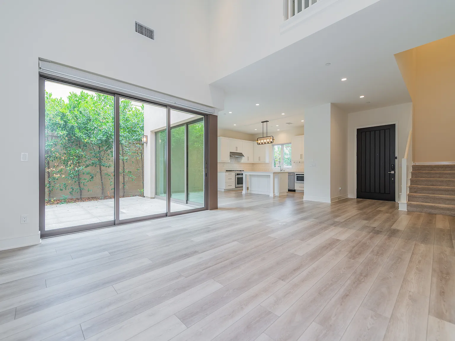4 bed, 2189 sqft, $6,900 — Photo 3