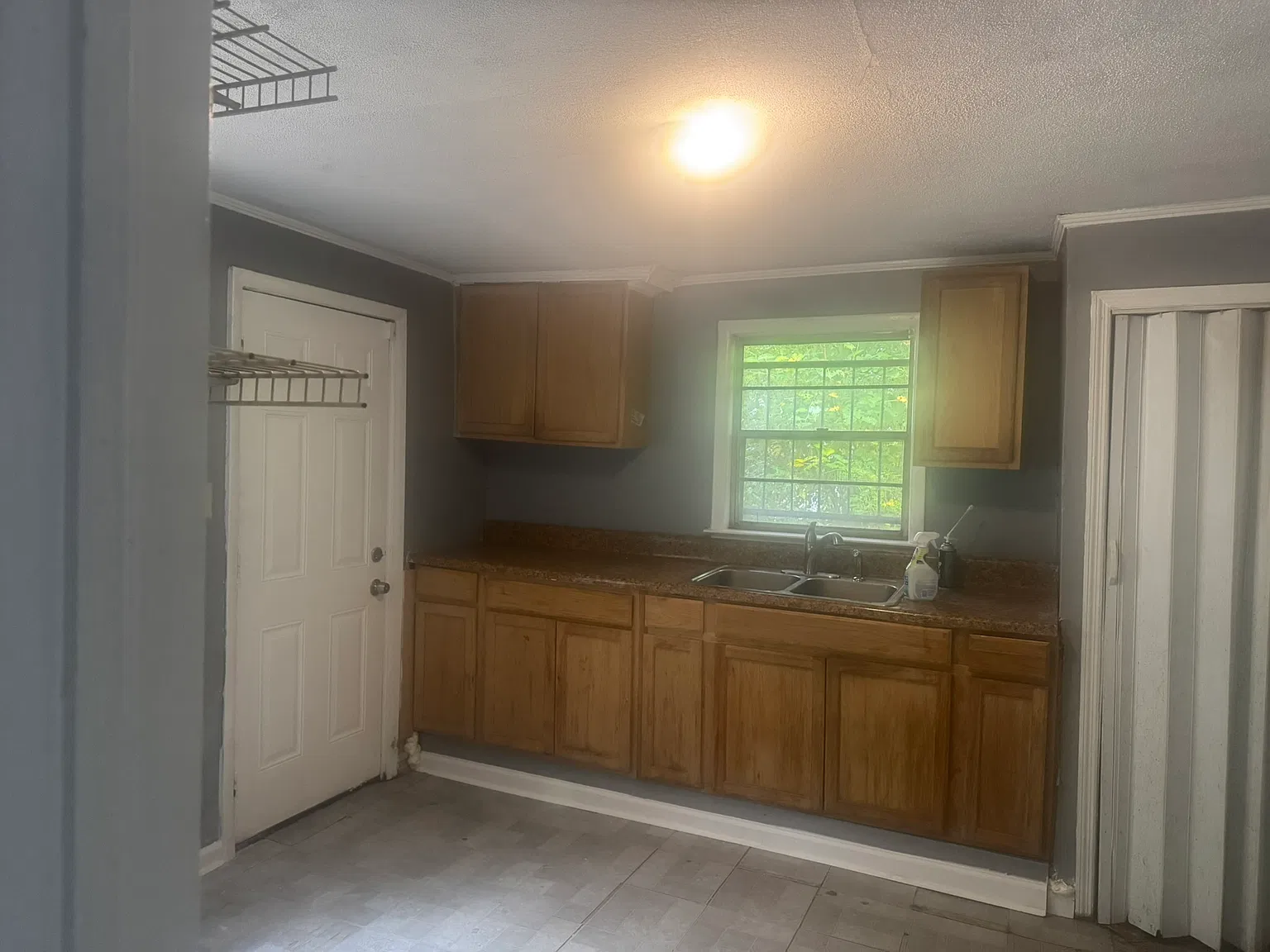 3 bed, 1080 sqft, $900 — Photo 2
