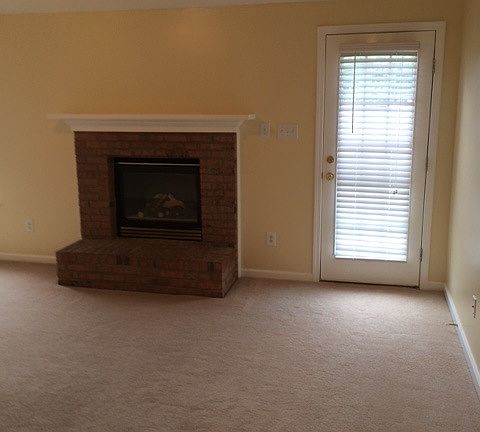 Large great room w/fireplace