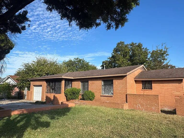 5525 Anderson St — Photo 4