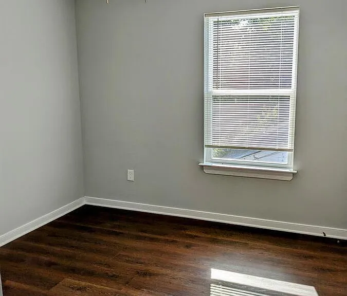 2113.5 Richmond St — Photo 11