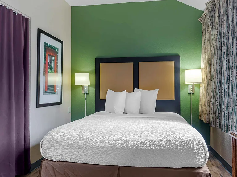 Deluxe Studio - 1 Queen Bed