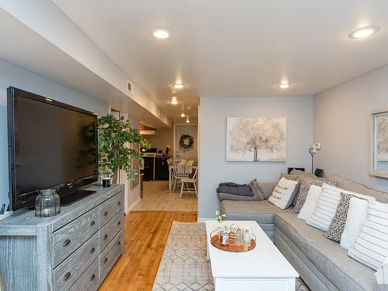 1332 W Barry Ave #GDN — Photo 7