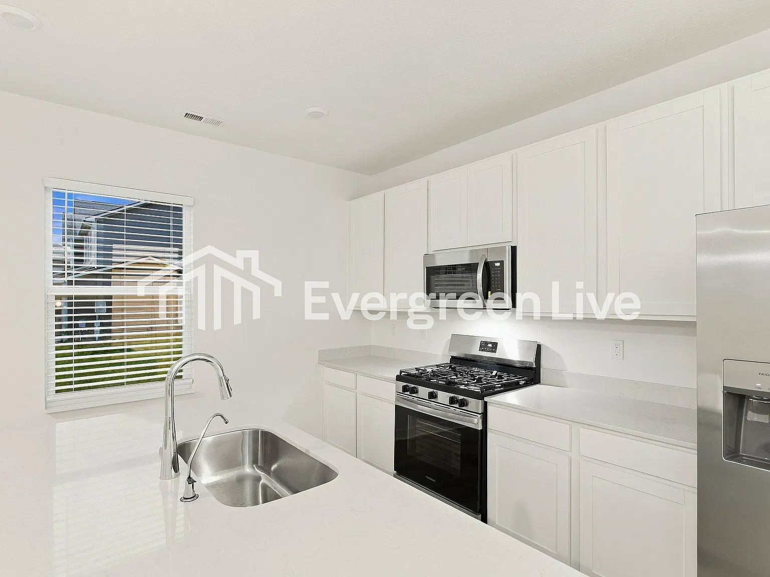 5 bed, 3.0 bath, 2422 sqft, $2,155 — Photo 4
