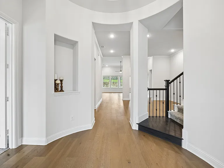 439 Montrose Dr — Photo 24