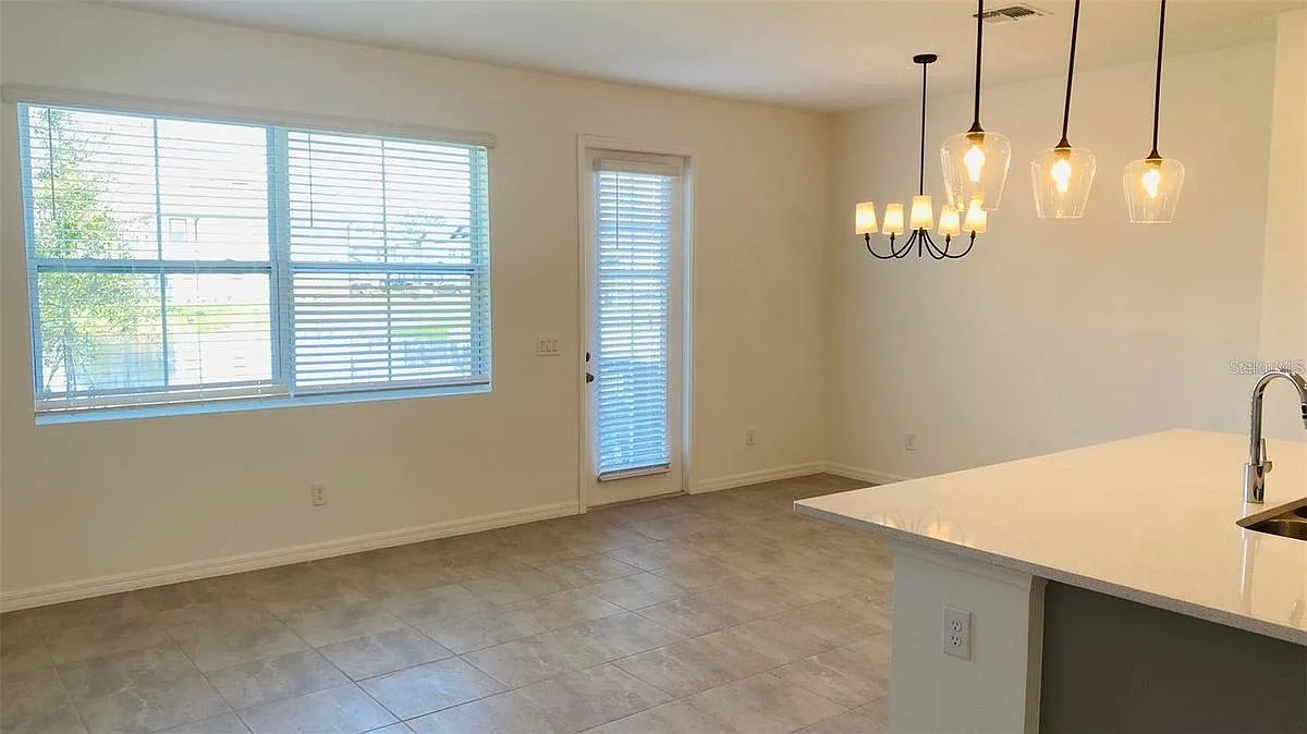 3 bed, 2.5 bath, 1578 sqft, $1,995 — Photo 3