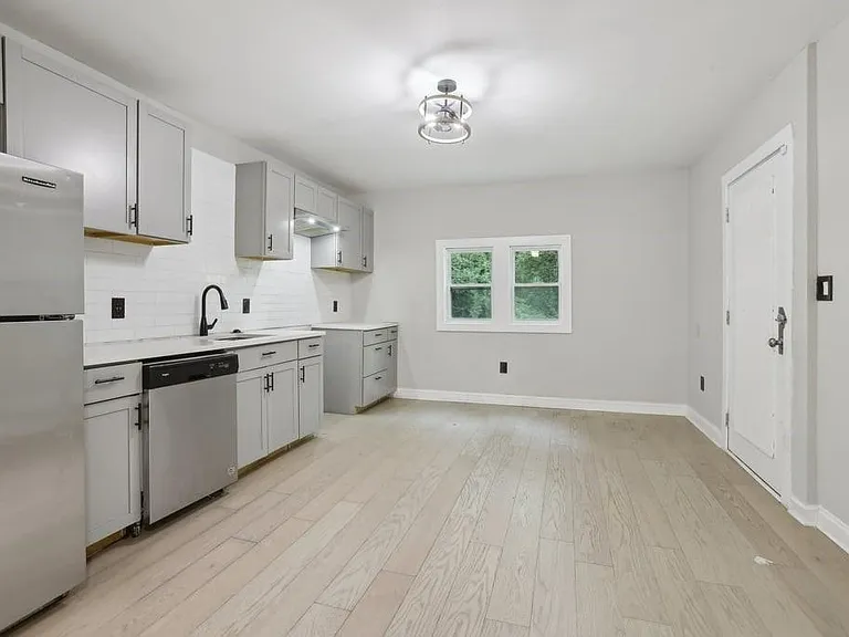 1626 Kenmore St SW — Photo 4