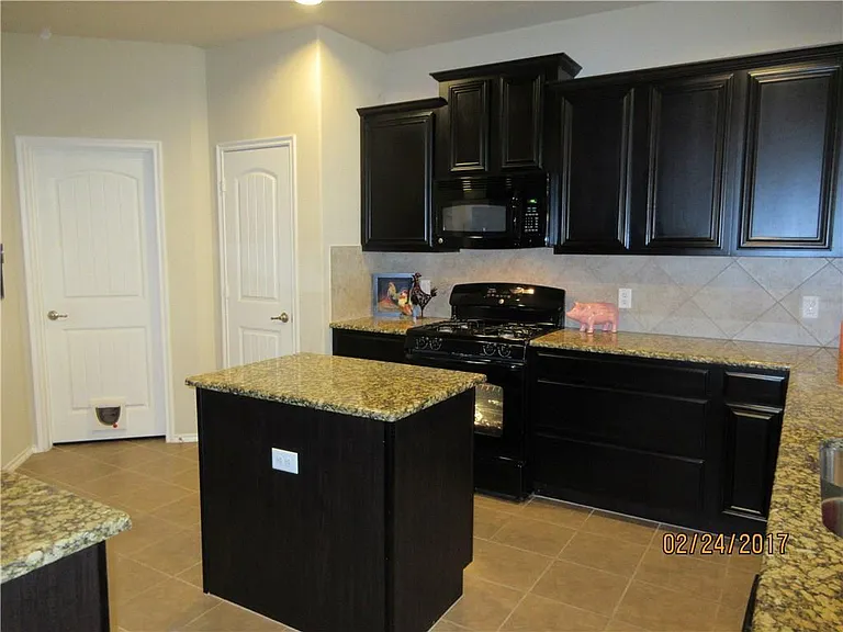 1110 Lubbock Ln — Photo 16