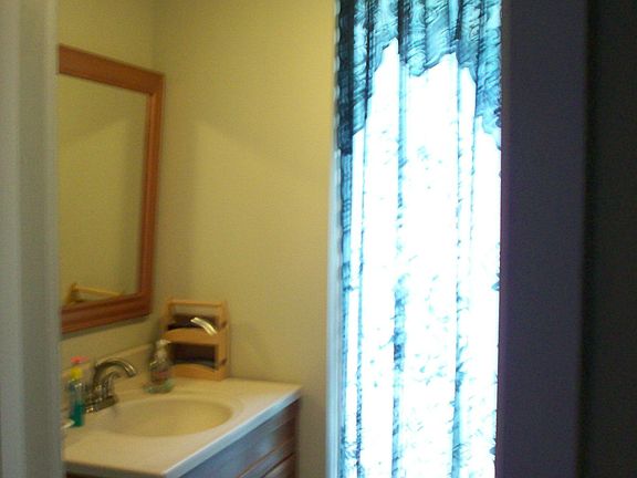 BATHROOM OFF DINING ROOM 