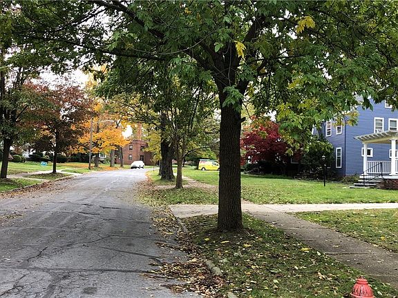 3rd image of 952 Oxford Rd