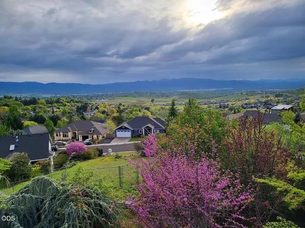 1403 Highcrest Dr, Medford, OR 97504