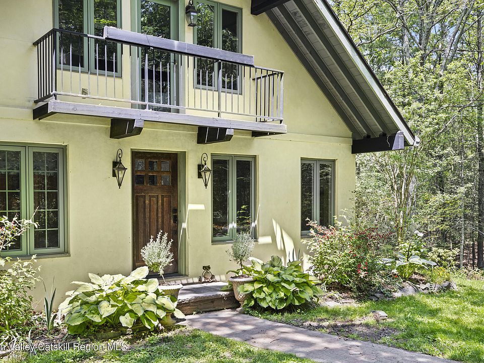 1st image of 40 Northwoods Road