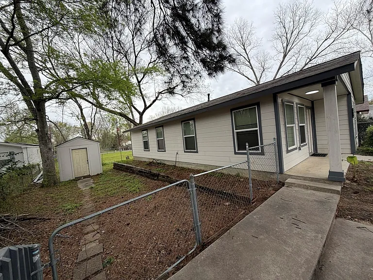 710 Avenue J Pl — Photo 4