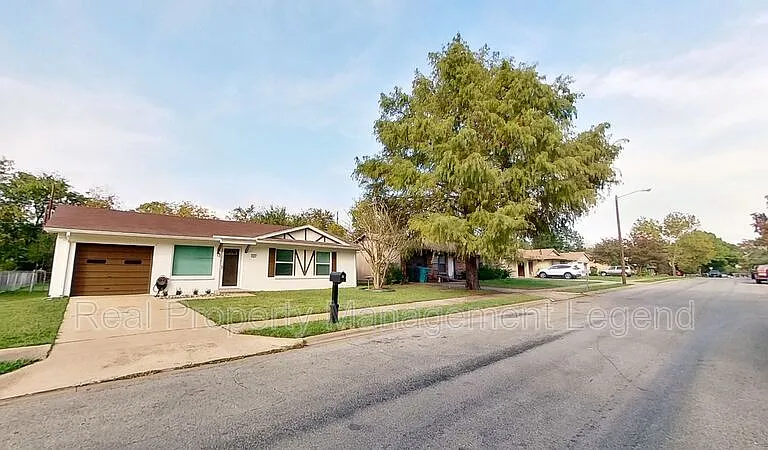 717 E Martin Ln — Photo 3