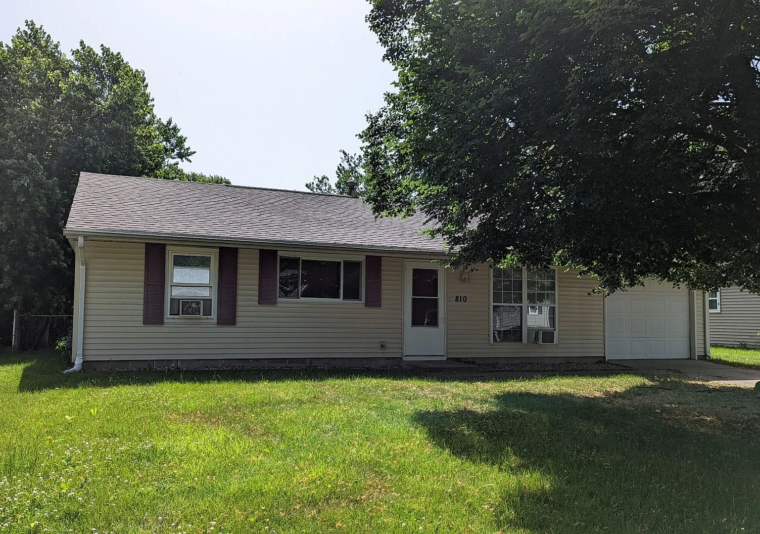 3 Bed 2 bath home located near shopping, schools, and parks — Photo 1