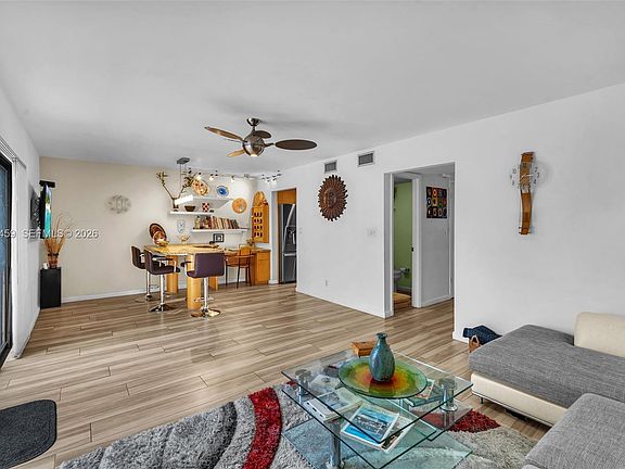 5th image of 3908 Parkside Ln #229