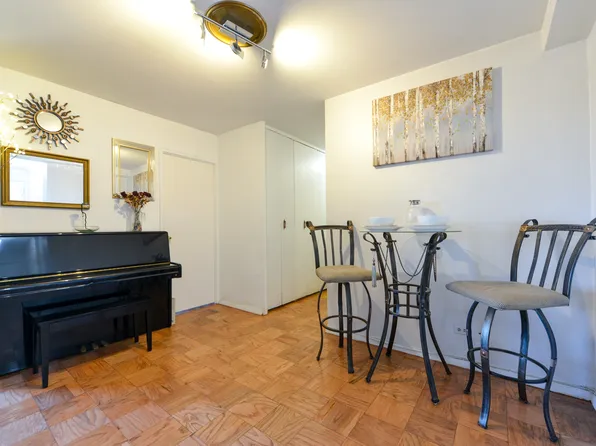 61-20 Grand Central Pkw image 24 of 24