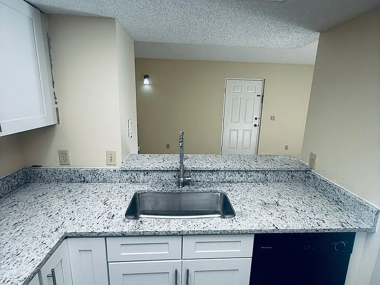 915 Sonesta Ave NE #203 — Photo 9