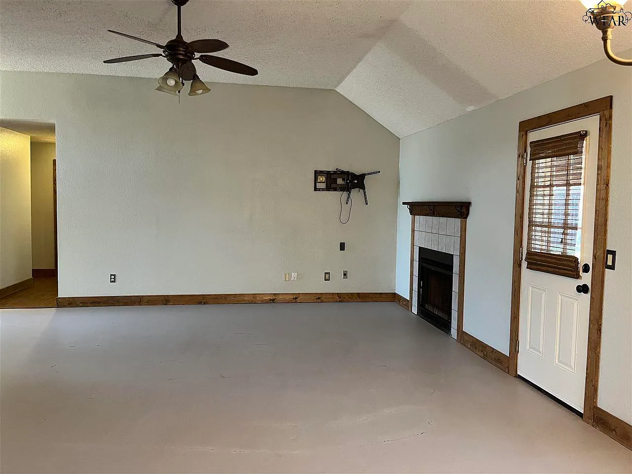 3 bed, 2.0 bath, 1390 sqft, $2,000 — Photo 4