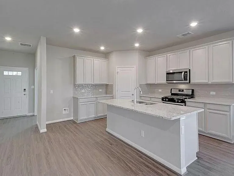 1605 Torre St — Photo 6