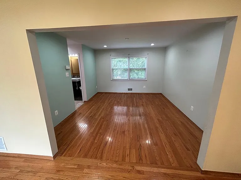 75 Calvert Ave E — Photo 24