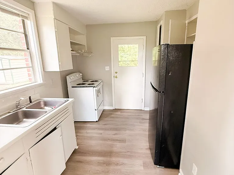 2113 Robin St — Photo 3
