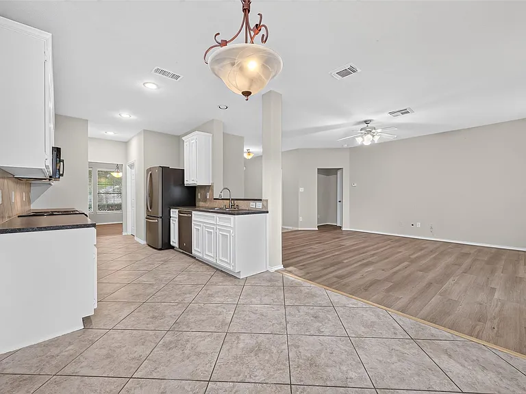 1807 Katlyn Ln — Photo 12