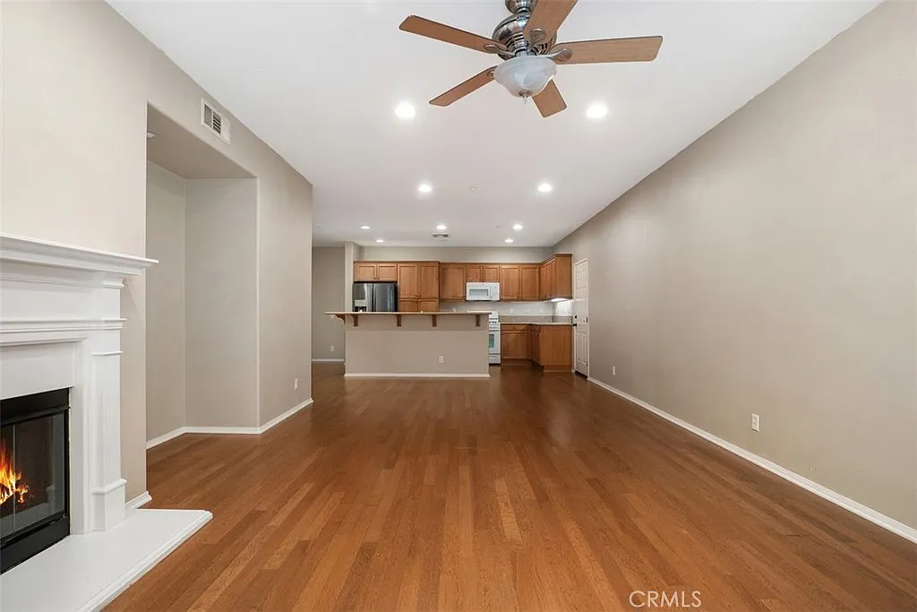 3 bed, 3.0 bath, 1911 sqft, $4,700 — Photo 3