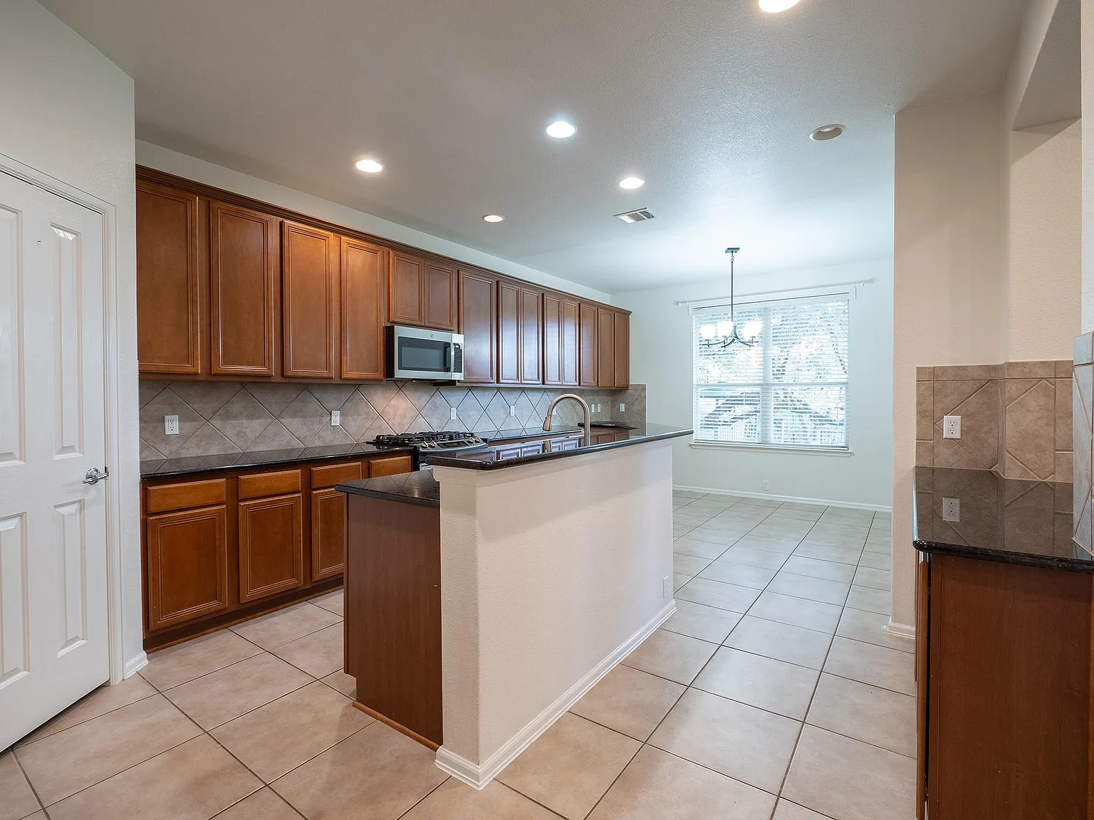 4 bed, 2.5 bath, 2550 sqft, $3,000 — Photo 4