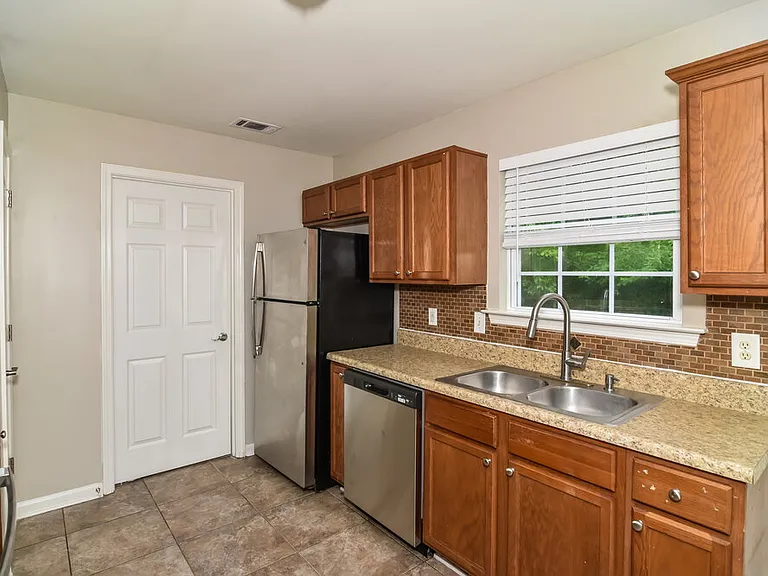 145 Lyndhurst Dr — Photo 9