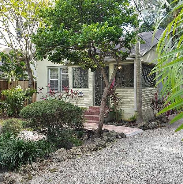 Central Coconut Grove. House for rent. 2 bed 1 bath. Charmin