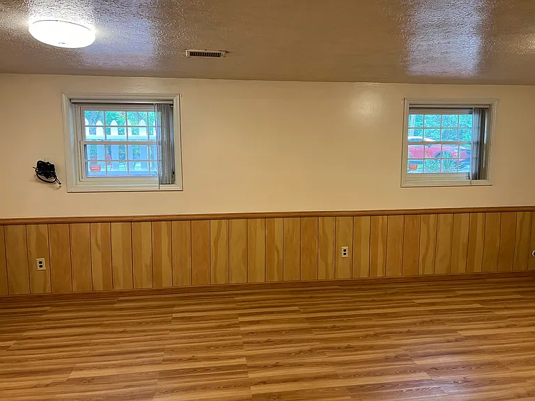 downstairs 3rd bedroom unfurnished 
15' x 11.5'