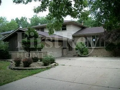 817 Rose Ln