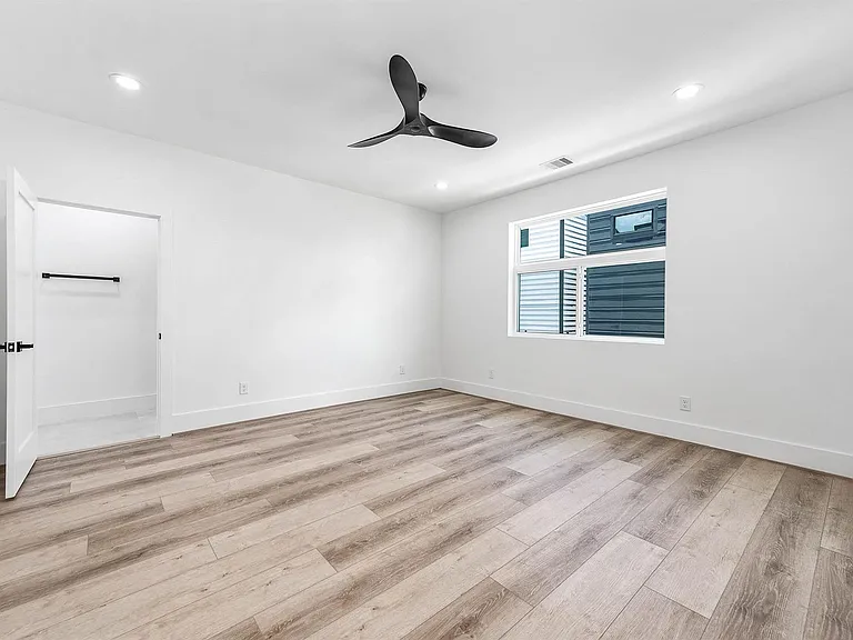 313 N Nagle St — Photo 32